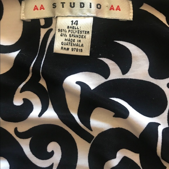 Slimming black and white wrap dress.  Sz. 14 - Picture 2 of 9